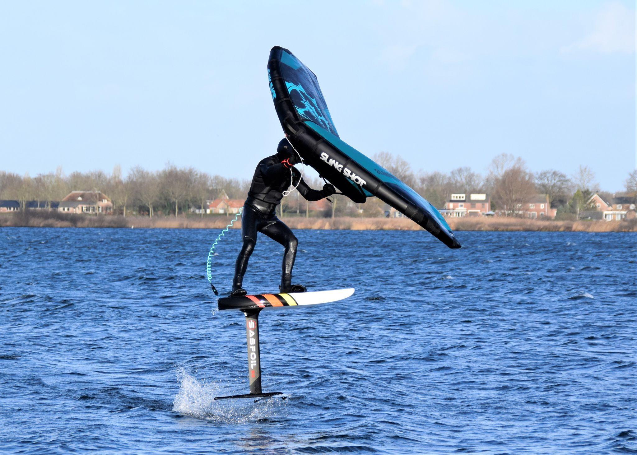 cropped-321631222_3628827827344527_5945631560519639619_n.jpg Wingfoilen op de Kraaijenbergse plassen